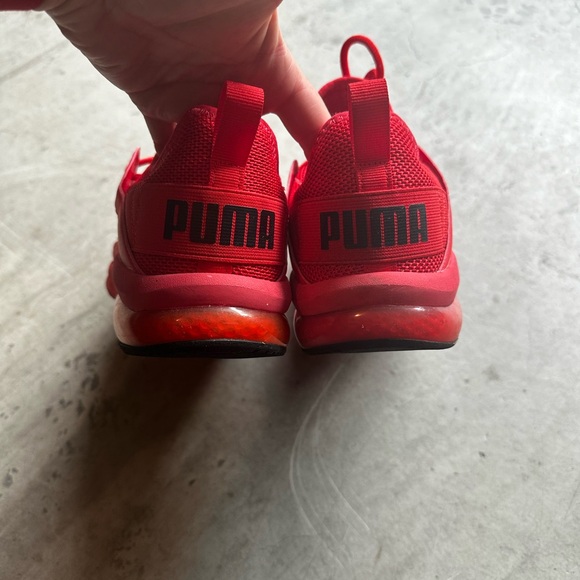 Red puma tennis shoes - Picture 3 of 4